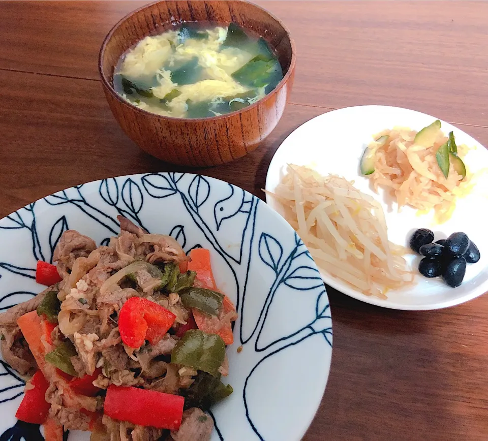 お肉と野菜の炒め物
わかめスープ
もやしのナムル
はりはり漬け
黒豆のハチミツ漬け 
 #つくりおき|skさん