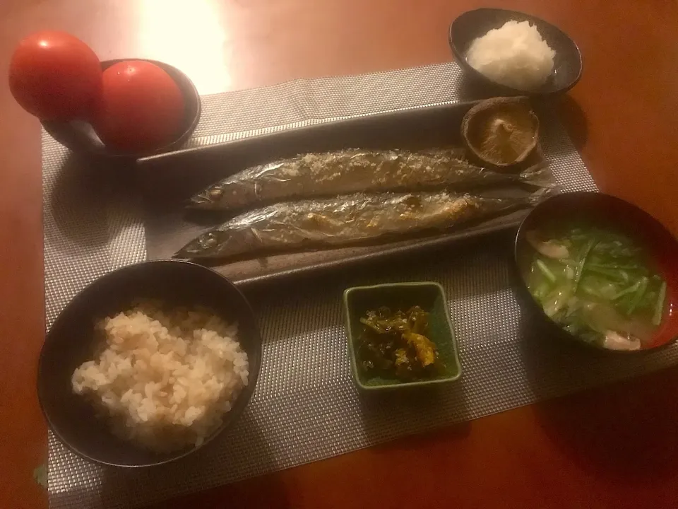 Today's Dinner🍴丸齧りﾄﾏﾄ･高菜と干し海老の和え物･ﾁﾋﾞ〜ｽﾞ下ろしてくれた大根おろし･秋刀魚の塩焼き･もち麦ご飯･春菊と椎茸のお味噌汁|🌈Ami🍻さん