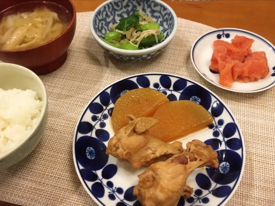 Snapdishの料理写真:18/12/14 夕飯♪ 手羽元と大根の甘酒煮 小松菜とエノキのおろし和え 味噌汁 明太子|ikukoさん