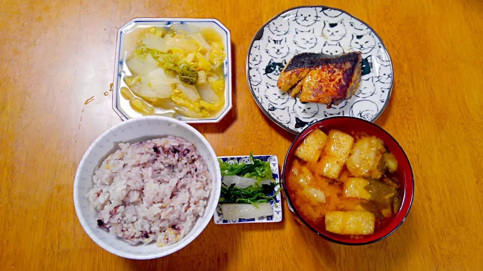 １２月１０日　鰤の塩焼き　白菜のクタクタ煮　お漬物　山芋だんごのお味噌汁|いもこ。さん