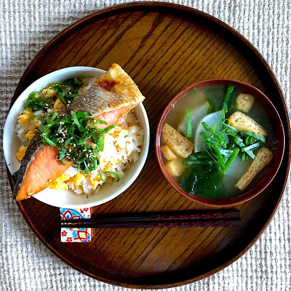 朝ごはんを食べよう🐟どーんと鮭のっけご飯で朝ごはん🍚|あしゃぱんさん