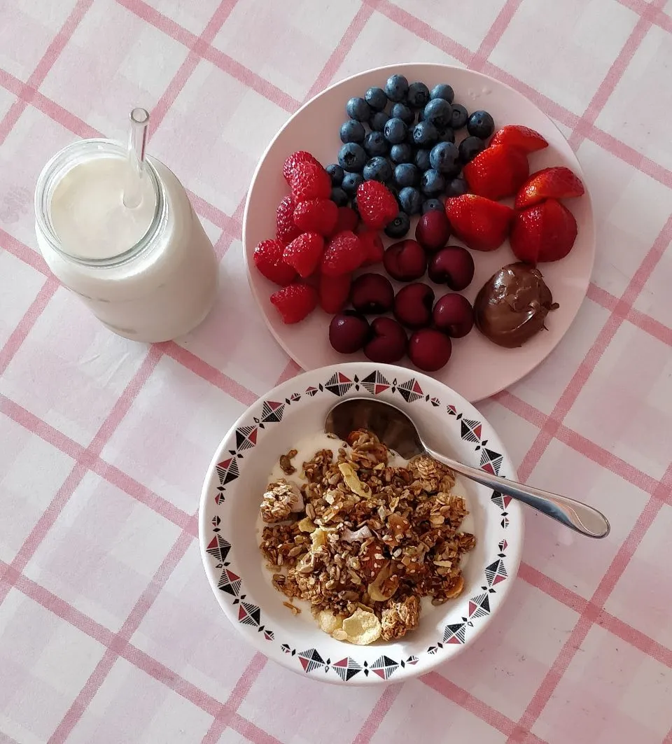 Cashew nut milk . Granola + Yoghurt . Blueberry . Strawberry . Cherry . Raspberry .|Alice Yangさん