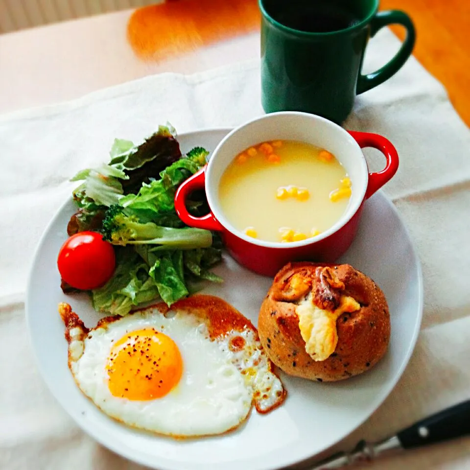 ゴマチーズパンで朝ごはん|えるえるさん