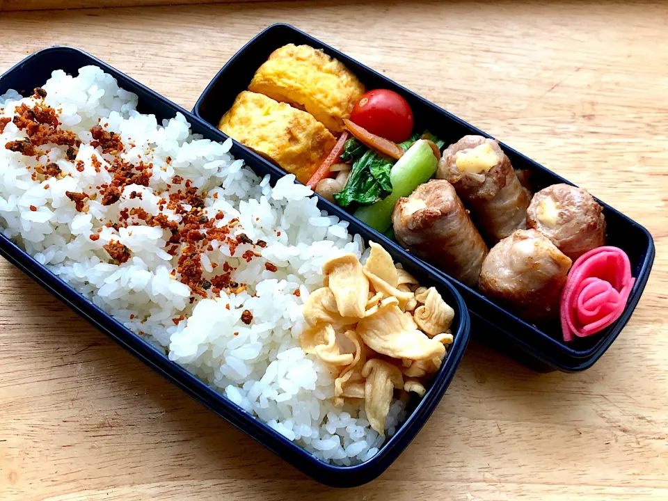 チーズin竹輪の肉巻き 弁当。自家製蕪の甘酢漬け、壷漬け|弁当 備忘録さん