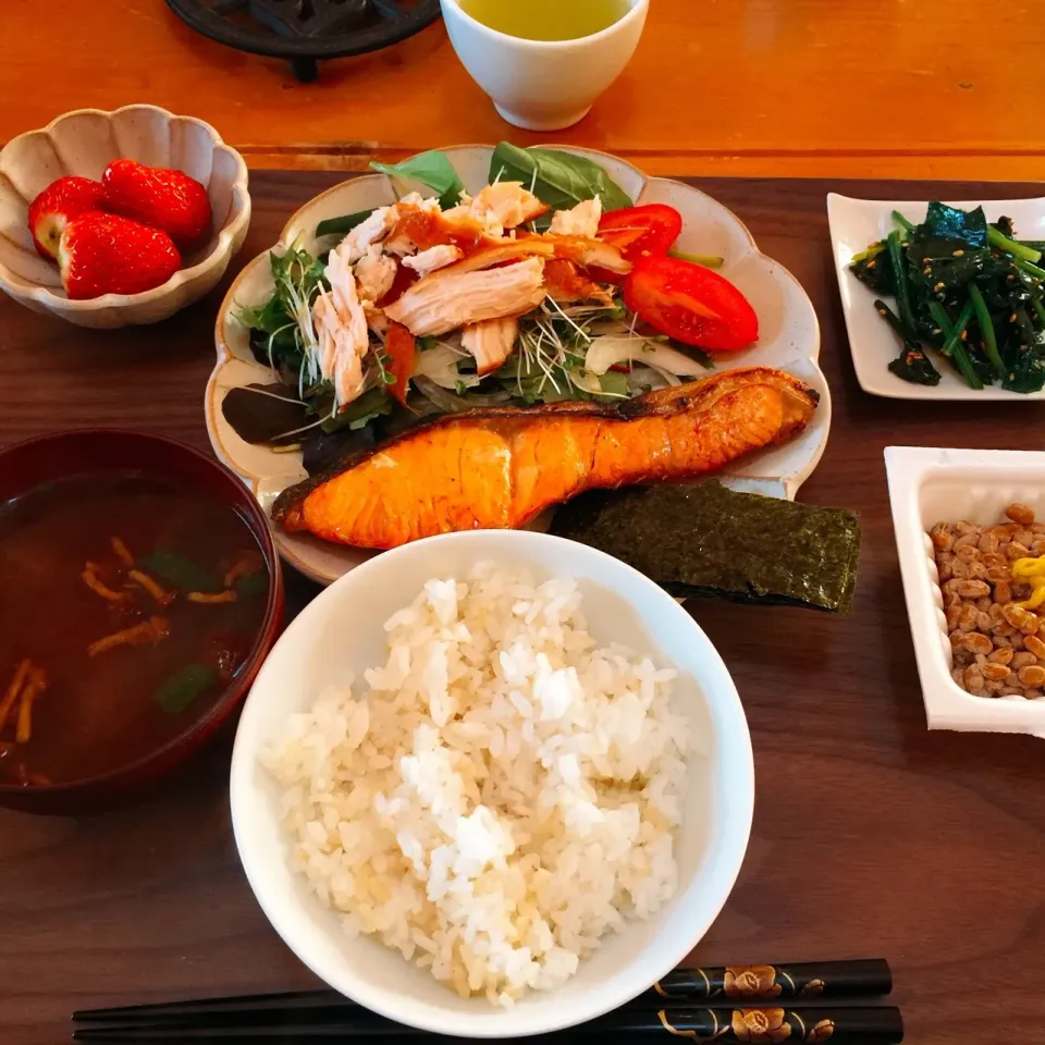 鮭、チキンサラダ、トマト、ほうれん草ナムル、納豆、のり、玄米、味噌汁、苺😋|ぱさくまさん