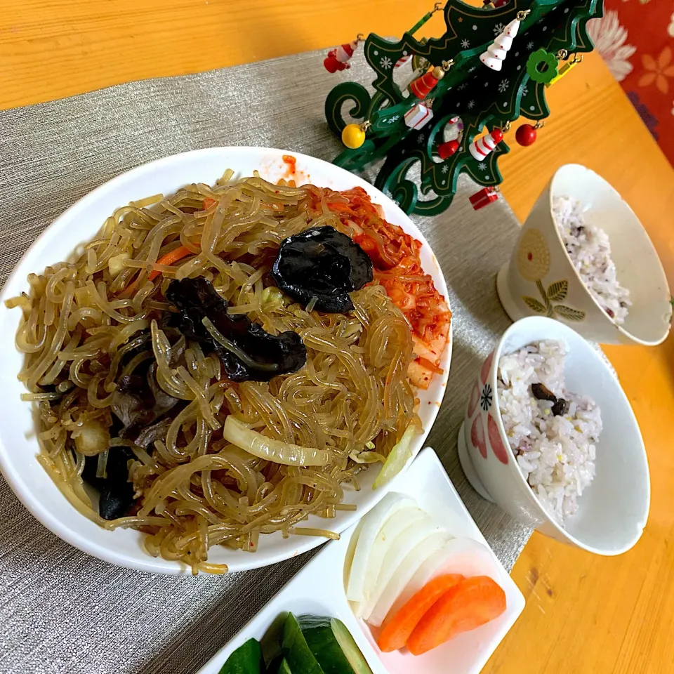 Snapdishの料理写真:チャプチェとキムチ#十六穀米#チャプチェ#キムチ#漬物#lunch|Sakuraさん