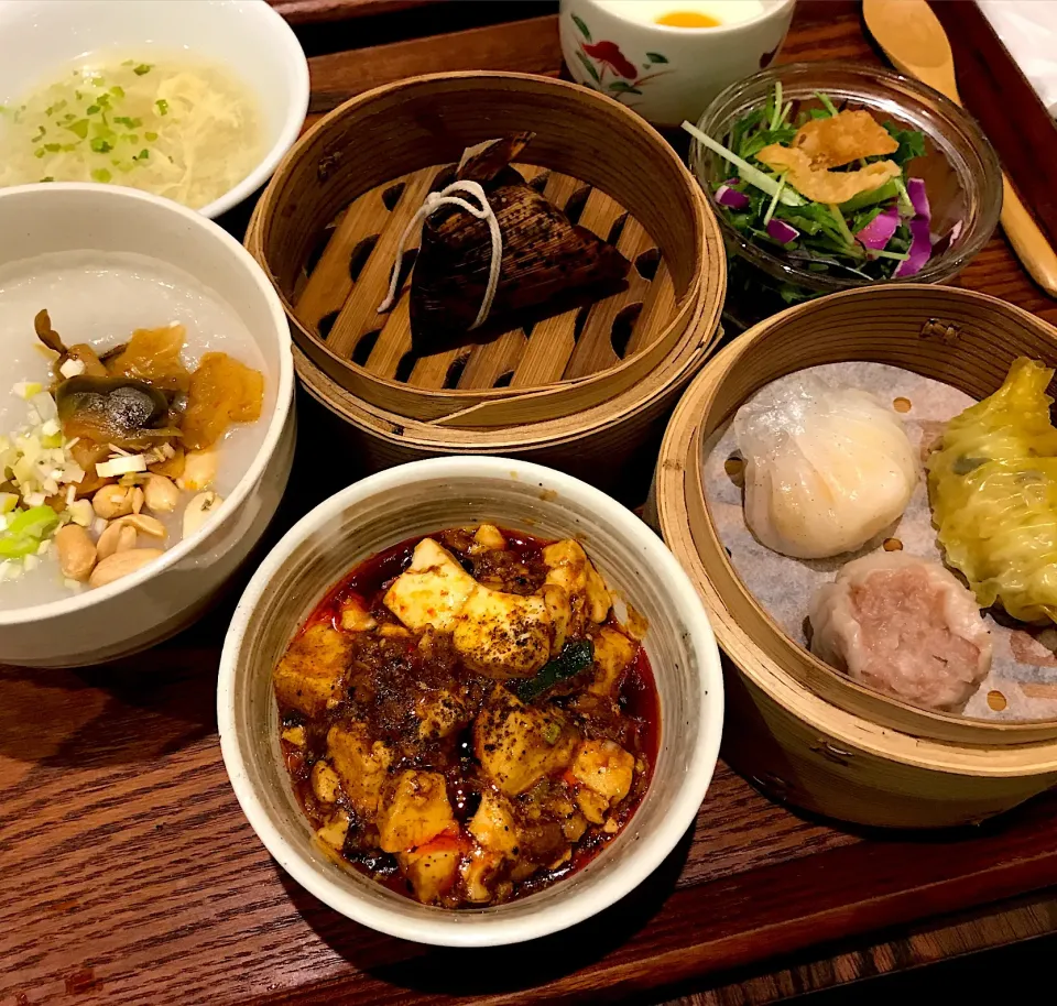 久々に中華粥と点心の昼餉で胃に優しく…って、麻婆豆腐🌶オプション付けたら胃には優しないな😆|にゃあ（芸名）さん