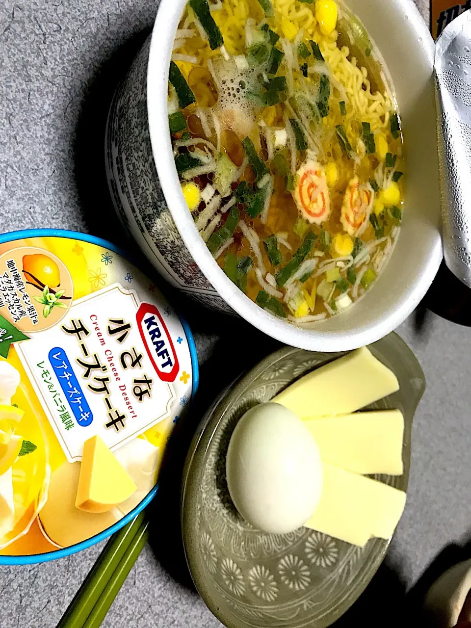 ラーメンとチーズケーキは意外と味が合わないww  #昼飯  ホームラン軒、茹で玉子、小さなチーズケーキ、切れてるチーズ|ms903さん