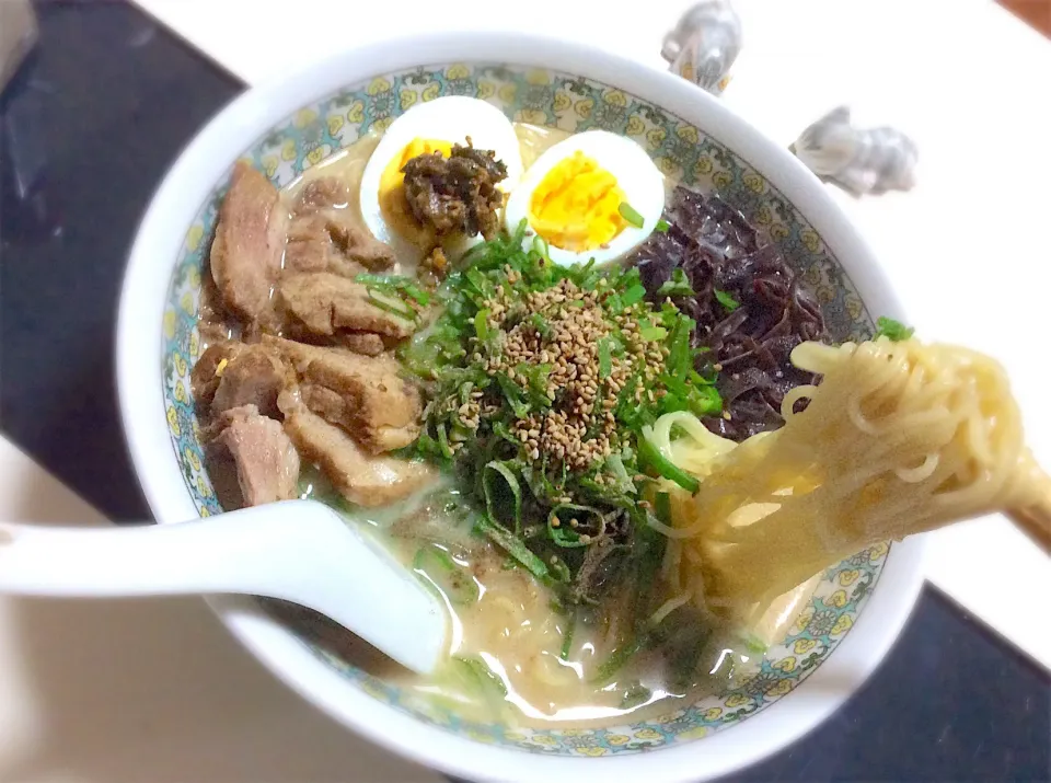 お家で作る 手作りチャーシュー入り 豚骨ラーメン
辛子高菜が無かったので 友人の手作り青唐辛子味噌をトッピング|Takeshi  Nagakiさん