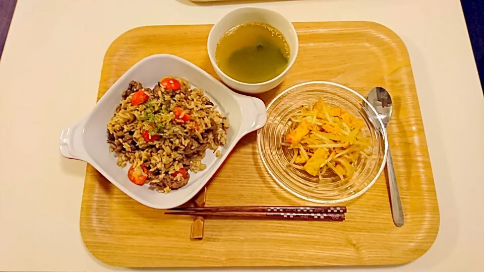 今日の夕食 牛肉とミニトマトのガーリック炒飯、もやしのナンプラー炒め、わかめスープ|pinknari🐰🌈さん