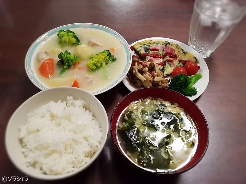 Snapdishの料理写真:今日の晩ご飯だよ(*^^*)
★クリームシチュー
★きのこのポン酢炒め
★ベーコンとほうれん草のオムレツ
★わかめと長ネギの卵スープ|ソラシェフさん