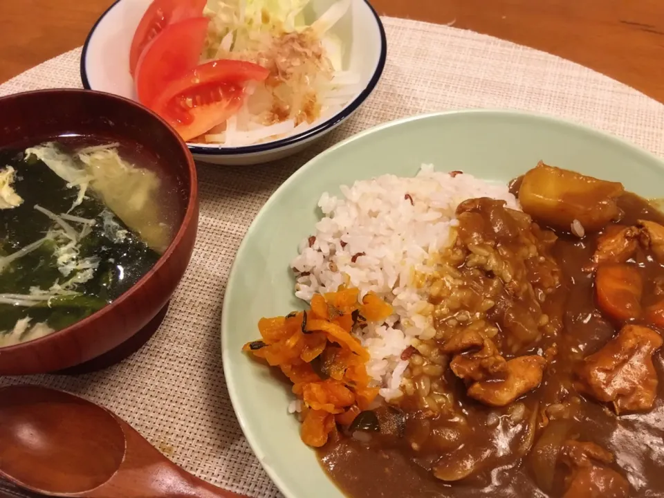 Snapdishの料理写真:18/12/15 夕飯♪ チキンカレーライス ワカメと卵のスープ サラダ|ikukoさん