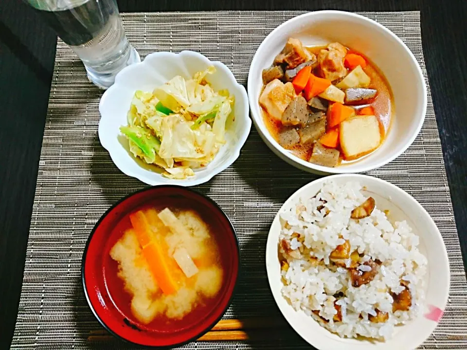 Snapdishの料理写真:栗ご飯、人参と油揚げの味噌汁、里芋と鶏肉の煮物、キャベツの胡麻和え|サトリさん