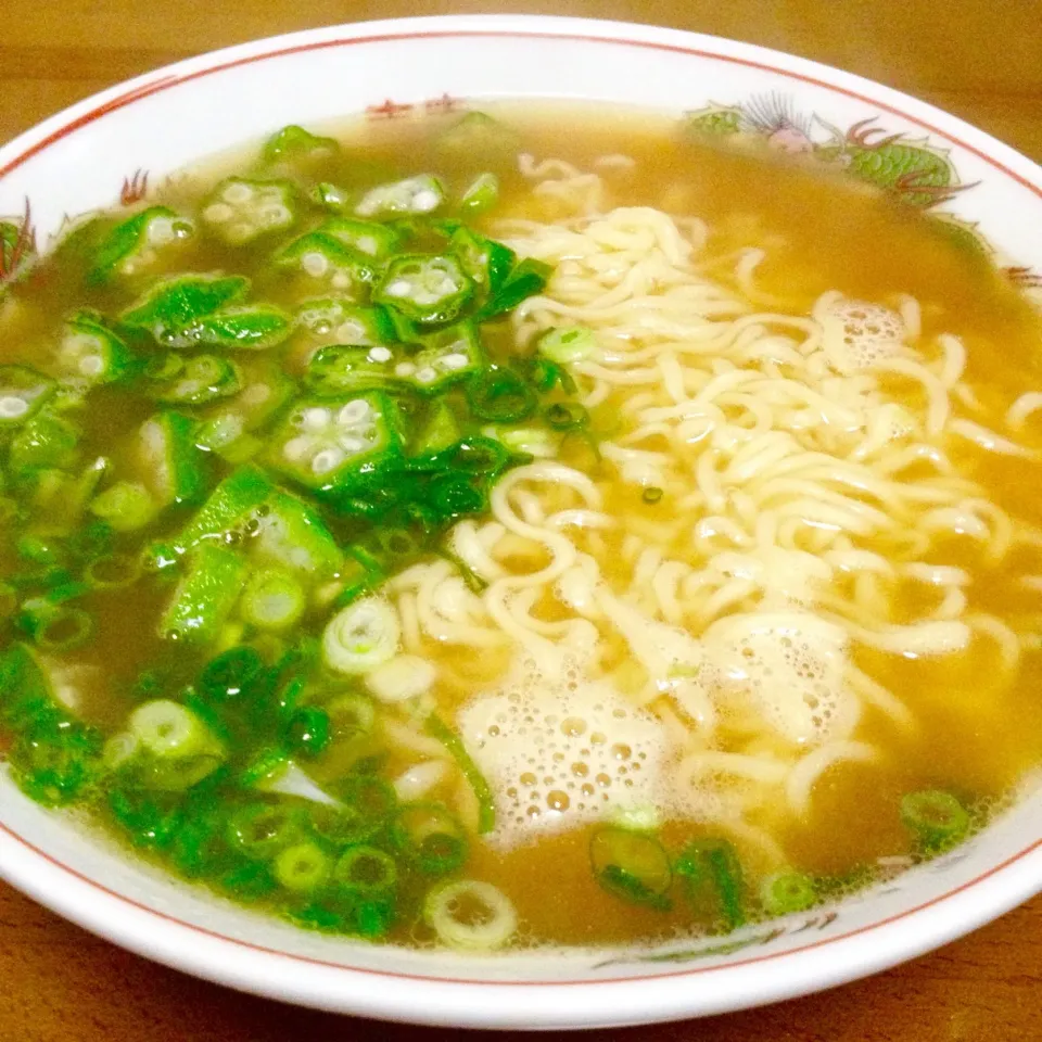 サッポロ一番みそラーメン✨九州麦味噌味🍀麺とスープは別々に作っているのでカロリーOFF❣ネギだく、オクラ入りでヘルシーにね〜🤗💕|まいりさん