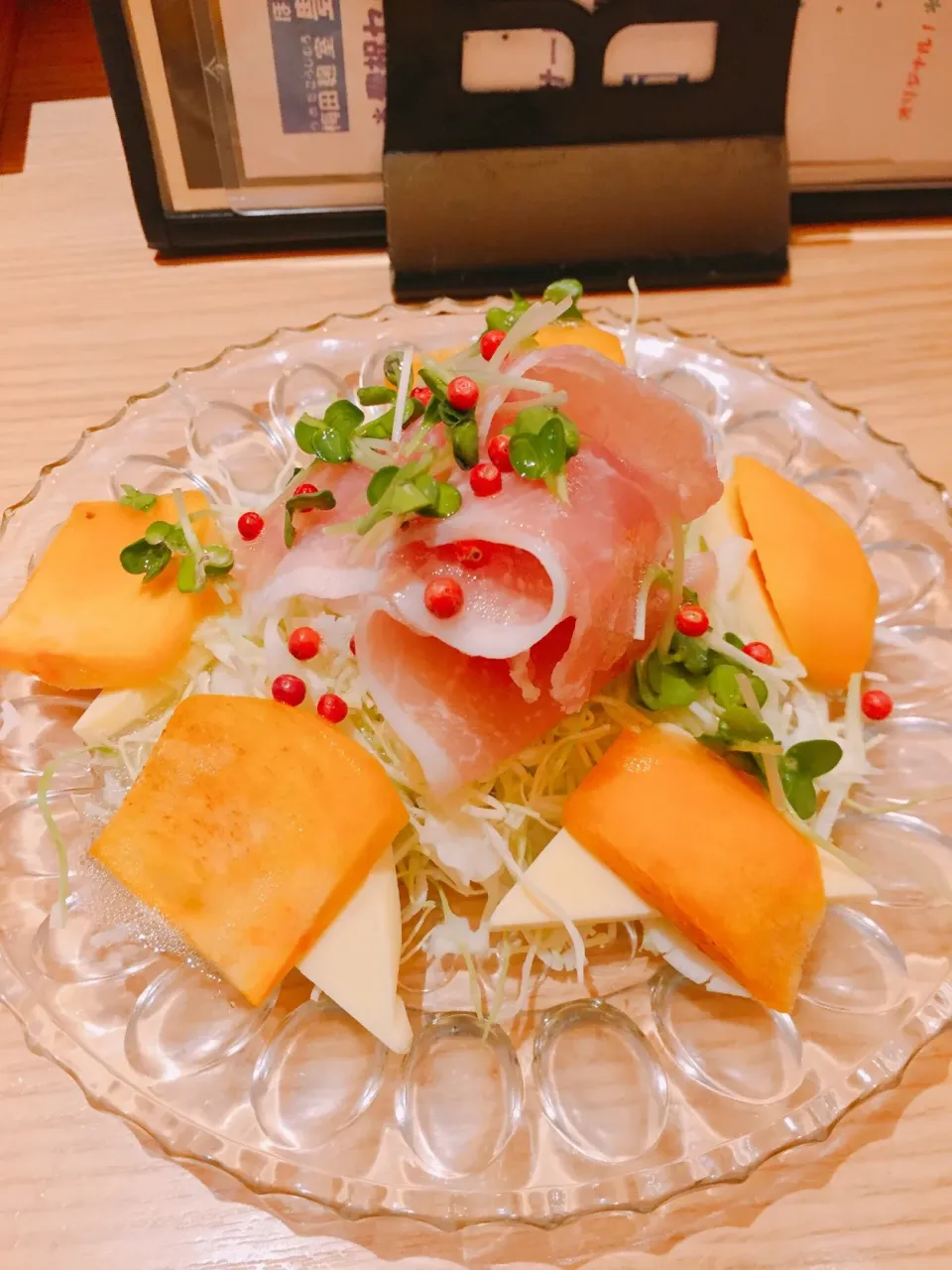 Snapdishの料理写真:梅田 バルチカ 豊祝 柿とチーズの生ハムサラダ|papicoさん