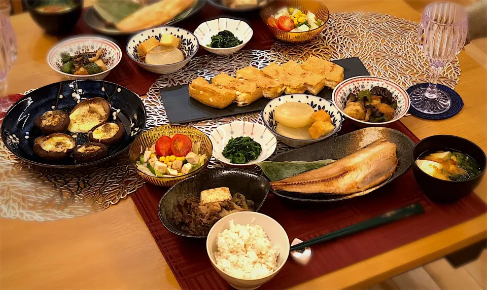 ほっけ 干物 肉豆腐 平茸 ピーマン なす 厚揚げ 中華炒め 大根 厚揚げ 煮物 ほうれん草 胡麻和え サラダ 栃尾揚げ ねぎ味噌焼き しいたけ チーズ焼き 味噌汁|nana 🍅さん