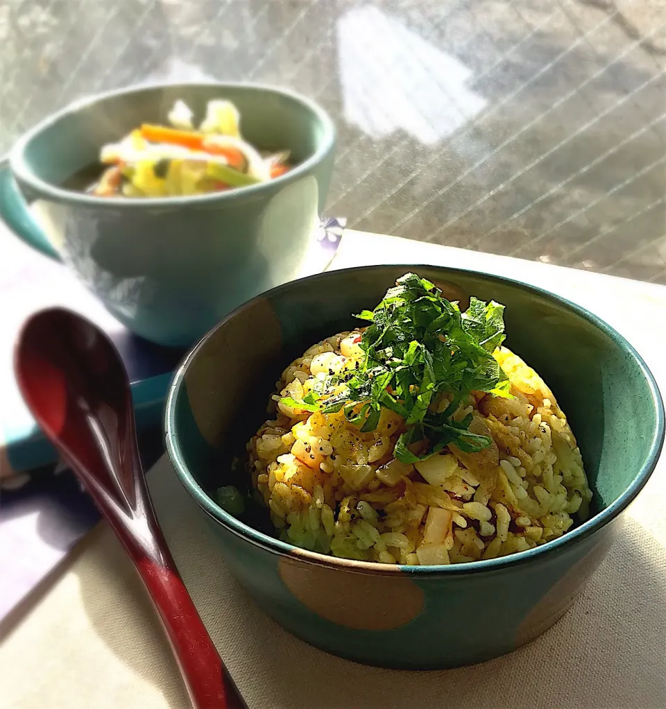 Snapdishの料理写真:昼ごはん  和風カレー炒飯と野菜スープ|砂雪さん