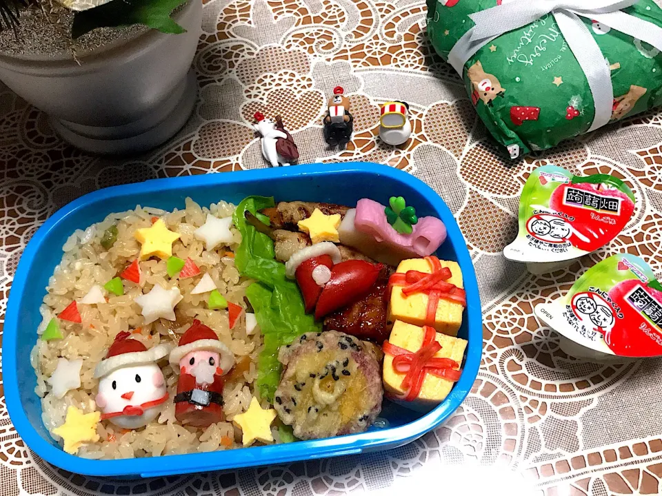 サンタさん入り鳥五目御飯弁当🍀
 #キャラ弁  #中学女子弁当  #娘弁当  #クリスマス弁当 #サンタさん弁当|makoさん