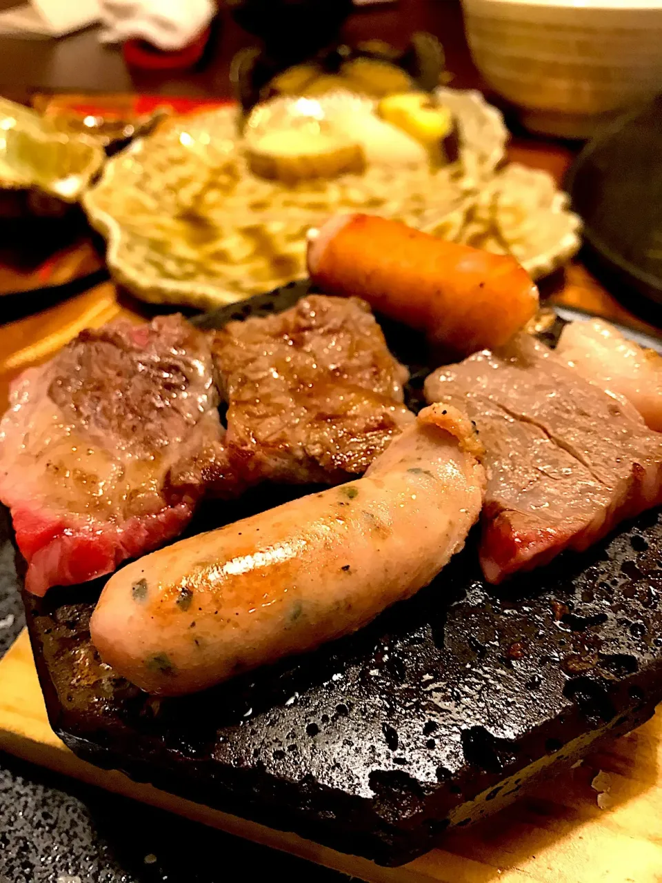 飛騨牛のサーロインとウィンナー🥩溶岩焼き🔥|ナムナムさん