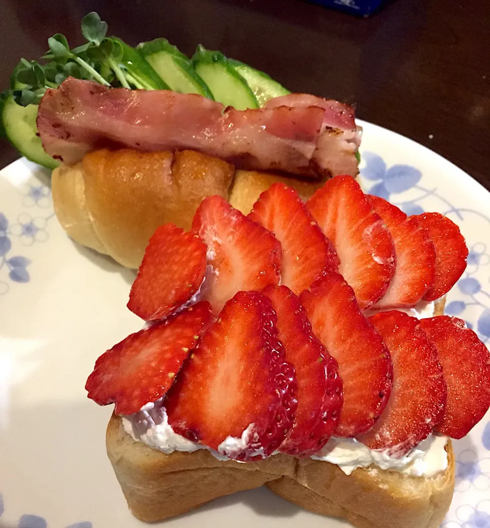 朝食に❣️塩ロールサンドとたっぷり苺をのせたブレッド🍓|みっこちゃんさん