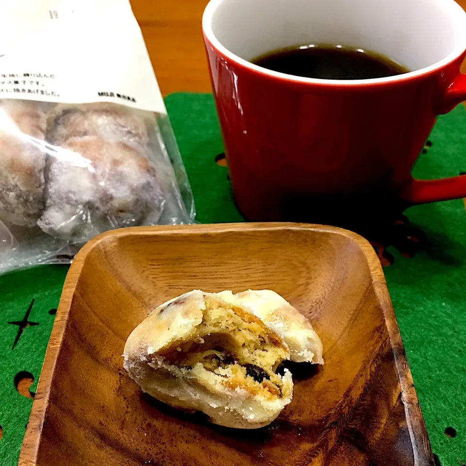 Snapdishの料理写真:シュトママさんオススメ
無印のシュトーレンでティータイム☕️|chieko ♪さん