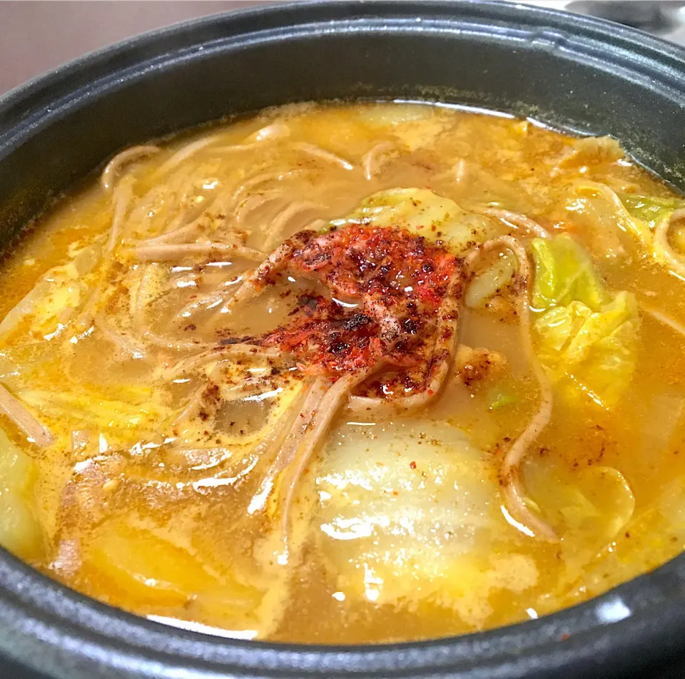 Snapdishの料理写真:宿ぐらしの昼ごはん☀️☀️🔆
カレー蕎麦|ぽんたさん