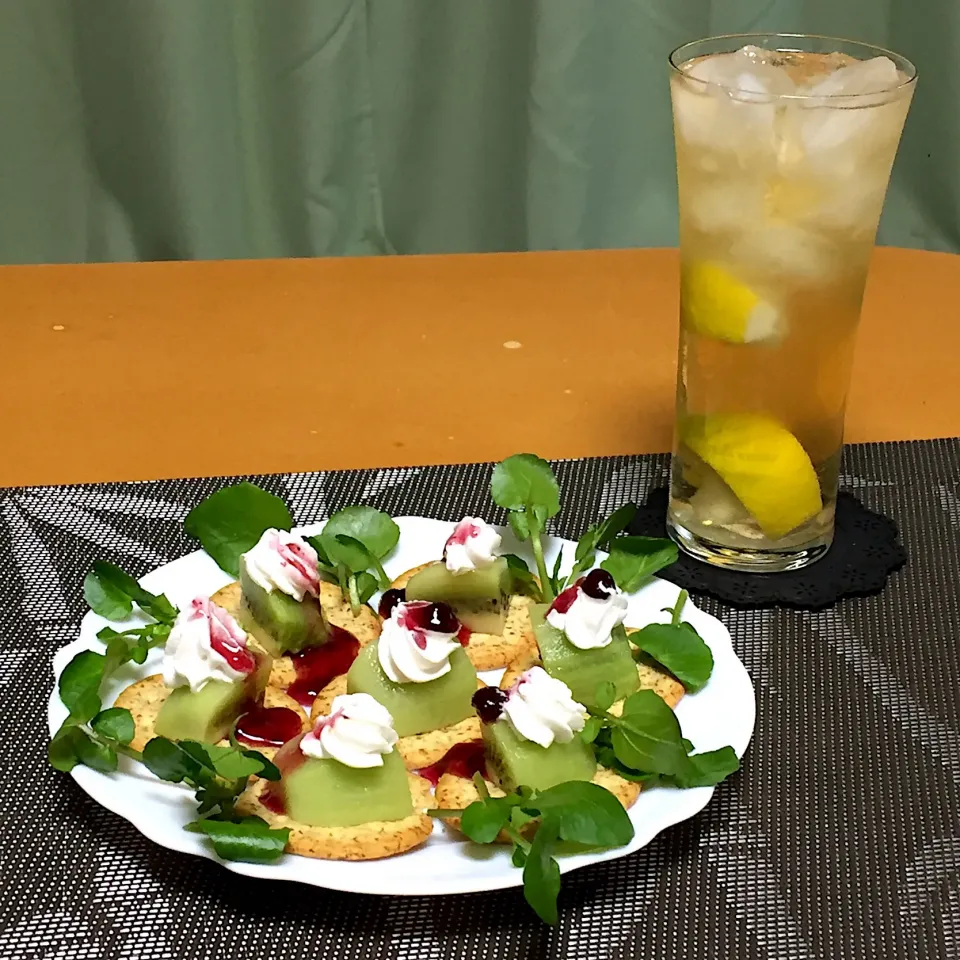 Snapdishの料理写真:キウイのカナッペ!  (^-^)|Kei Satoさん