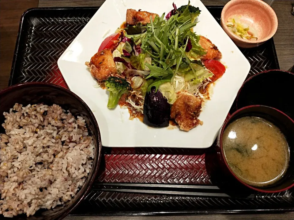 鶏むね肉とたっぷり野菜の香辛だれ定食|うえのぶさん