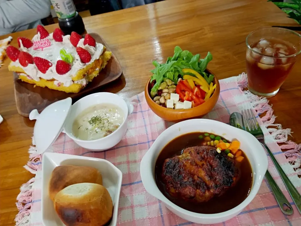 旦那の誕生日❤️2歳の息子とクッキング
・デコレーションケーキ
・デミグラスソースの煮込みハンバーグ
・クラムチャウダー
・コストコディナーロール
・サラダ|あぁちゃんさん