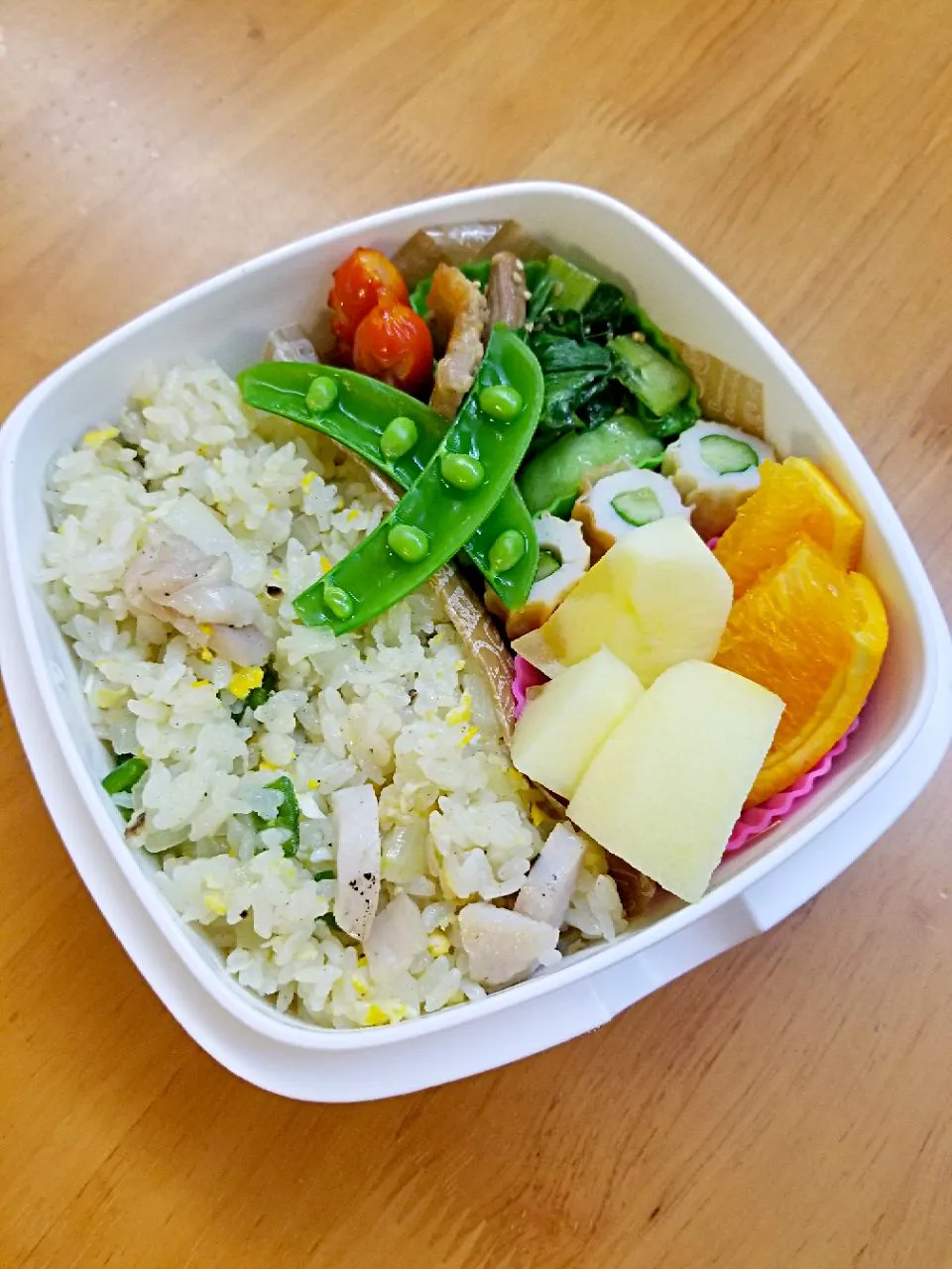 12月17日　チャーハン弁当　豚バラとチンゲン菜の炒め物　ちくわきゅうり　赤ウインナー　オレンジ　りんご|あけみさん