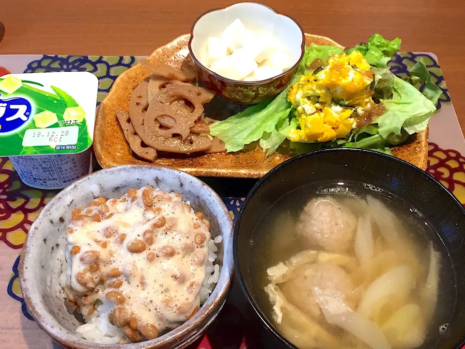 朝ごはん
鶏団子と長ネギと揚げの味噌汁、納豆、白米、レンコンきんぴら、長芋酢漬け、かぼちゃサラダ、サニーレタス、アロエヨーグルト|かよちゃんさん