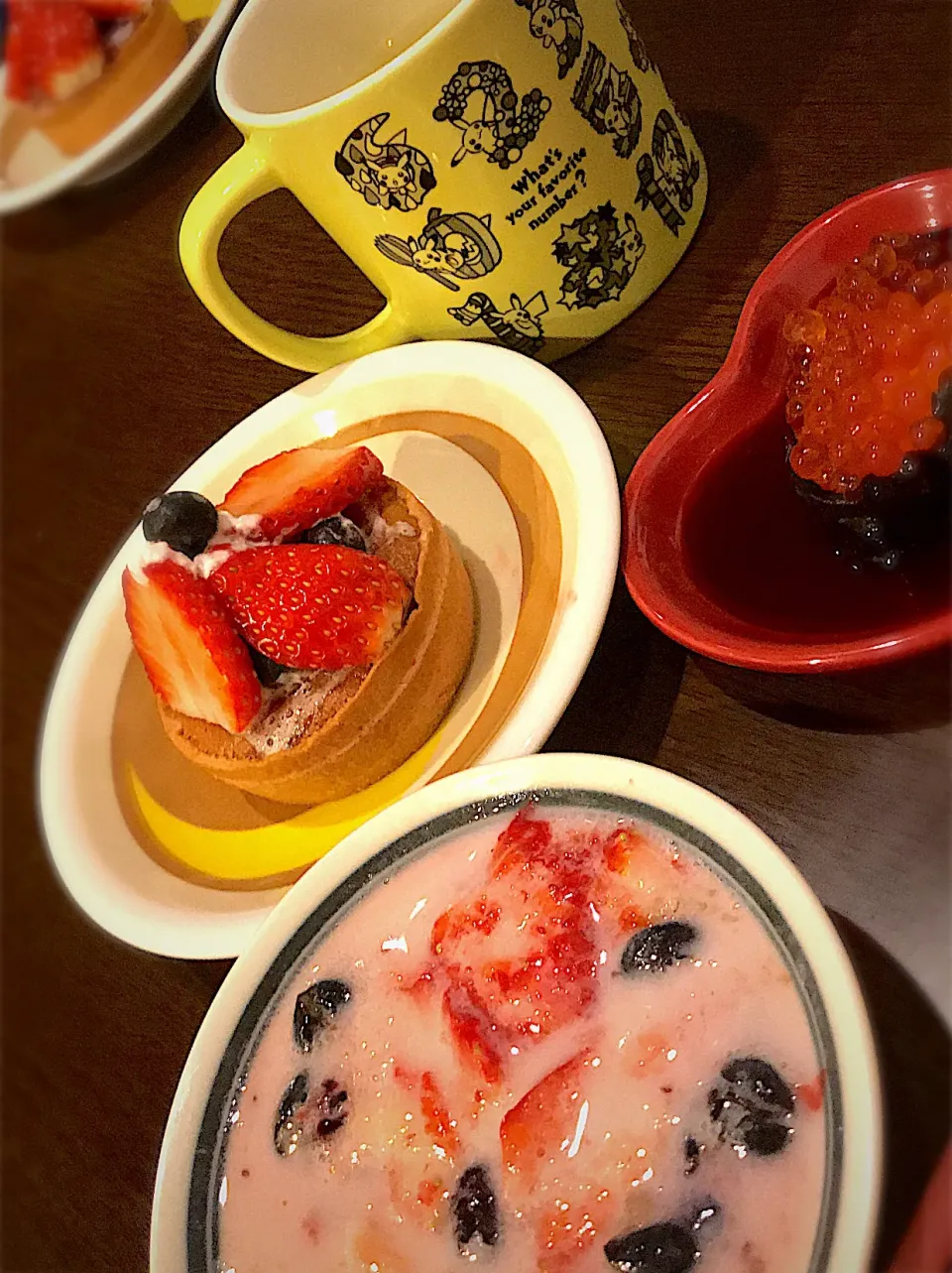 ストロベリー🍓ミニタルト🥧  ブルーベリーとイチゴミルク  お寿司🍣  煎茶🍵|ch＊K*∀o(^^*)♪さん