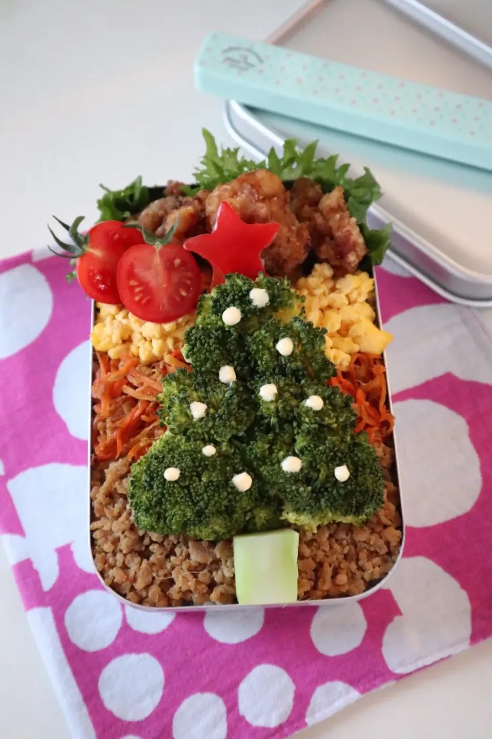 中学生男子弁当🍱
三色丼とクリスマスツリー🎄|なかじー。さん