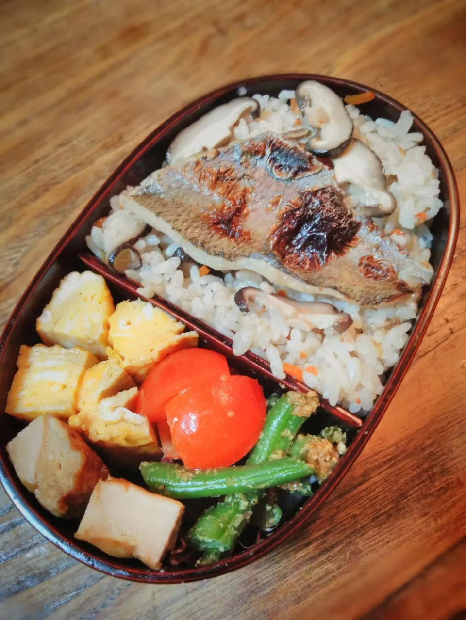 今日のお弁当
・椎茸の炊き込みご飯
・黒むつの酒塩焼き
・だし巻き卵
・鶏もも照焼
・いんげんの胡麻和え|akiさん