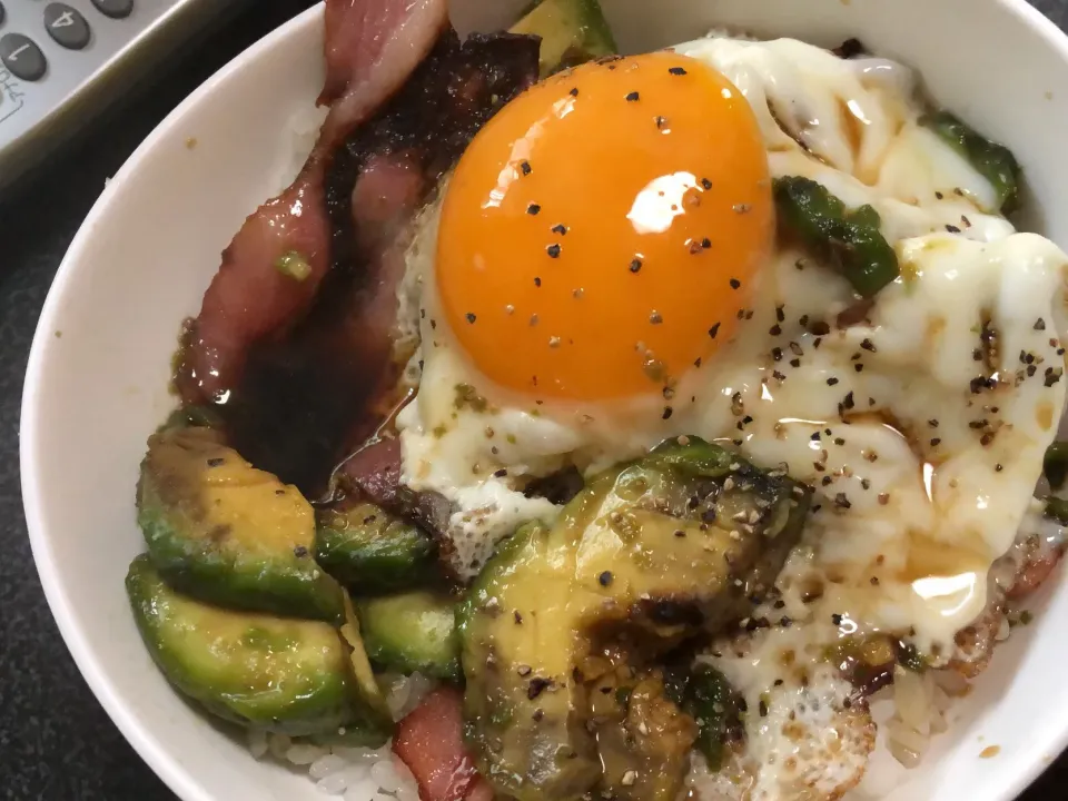 アボカド卵ベーコン丼|むぎさん