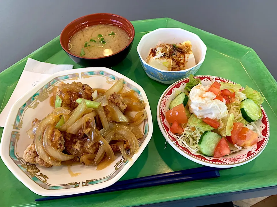 Snapdishの料理写真:若鶏と玉葱の正油煮、冷奴、ポテトサラダ、味噌汁|Tadahiko Watanabeさん