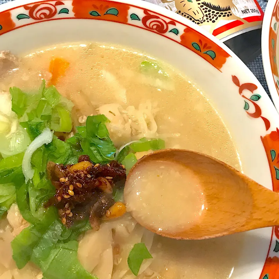 電気圧力鍋で煮た豚汁の残りに 甘酒を増してラーメン一丁出来上がり 自家製食べるラー油も入れてた|シュトママさん