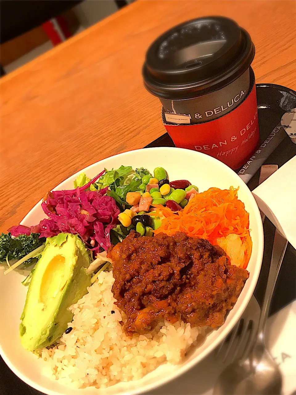 デリボウル  🍛キーマカレー  🥬クルミとレッドキャベツのマリネ  豆サラダ  🥕グレープフルーツのキャロットラペ  🥑アボカド添え  ☕️紅茶|ch＊K*∀o(^^*)♪さん