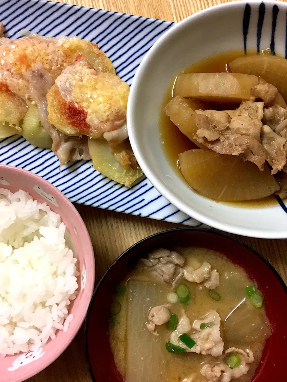 大根と豚バラの甘煮、じゃがいもと豚バラのミルフィーユチーズ焼き、みそ汁、ご飯|mossan＠OSAKAさん