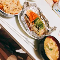 Snapdishの料理写真:鮭のホイル焼き 炊き込みご飯 豚汁|oyumaさん