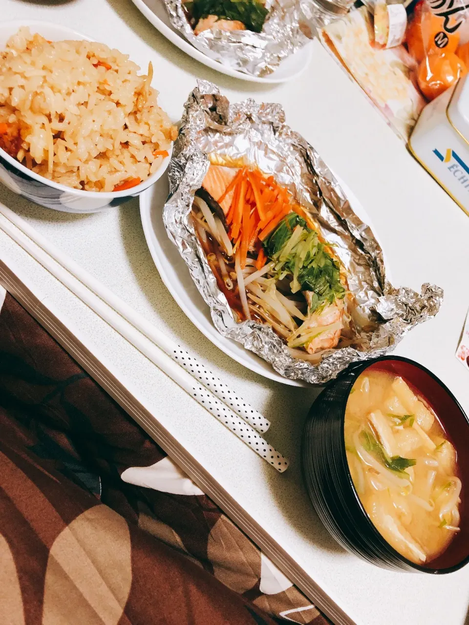 Snapdishの料理写真:鮭のホイル焼き 炊き込みご飯 豚汁|oyumaさん