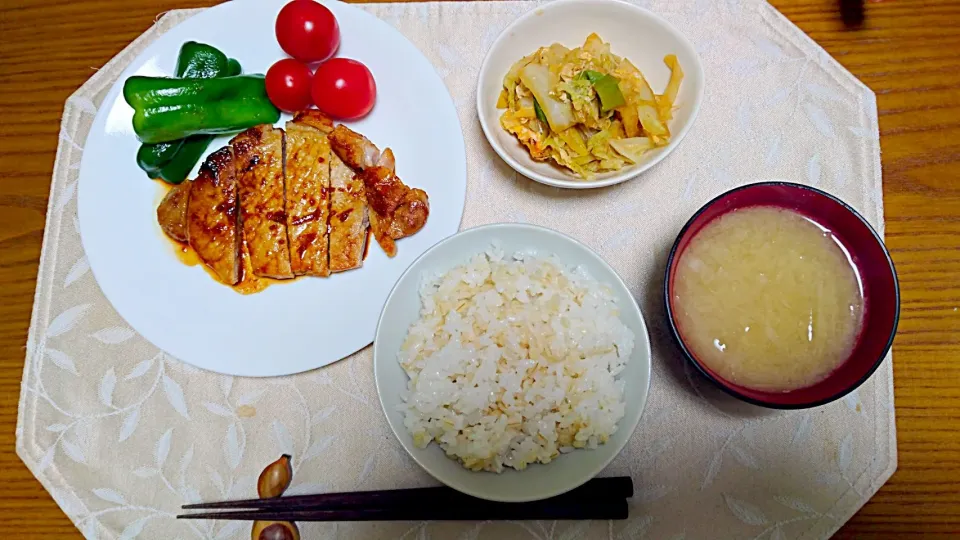 12/17の夕食#トンテキ
白菜の炒め煮、大根の味噌汁、もち麦ご飯|卯月さん