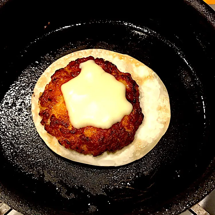 餃子の皮＋つくね＋チーズ
カリカリジューシーとろぉり|みうのすけさん