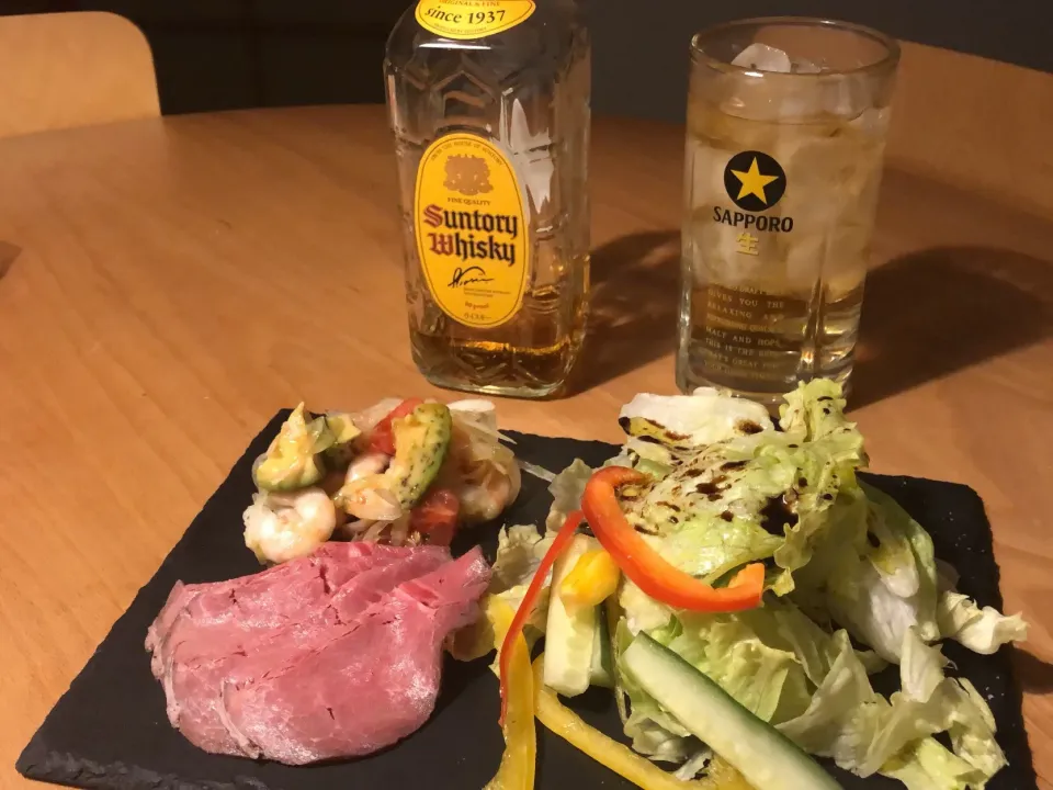 Snapdishの料理写真:今夜の酒の肴。レタスとパプリカとキュウリのサラダ、ローストビーフ、アボカドとエビのマリネ。|角康広さん