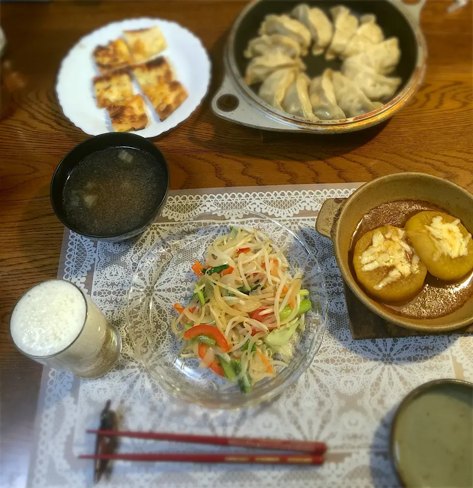 Snapdishの料理写真:王将の餃子、野菜炒め、大根のカレーチーズ焼き、ビール|yakinasuさん