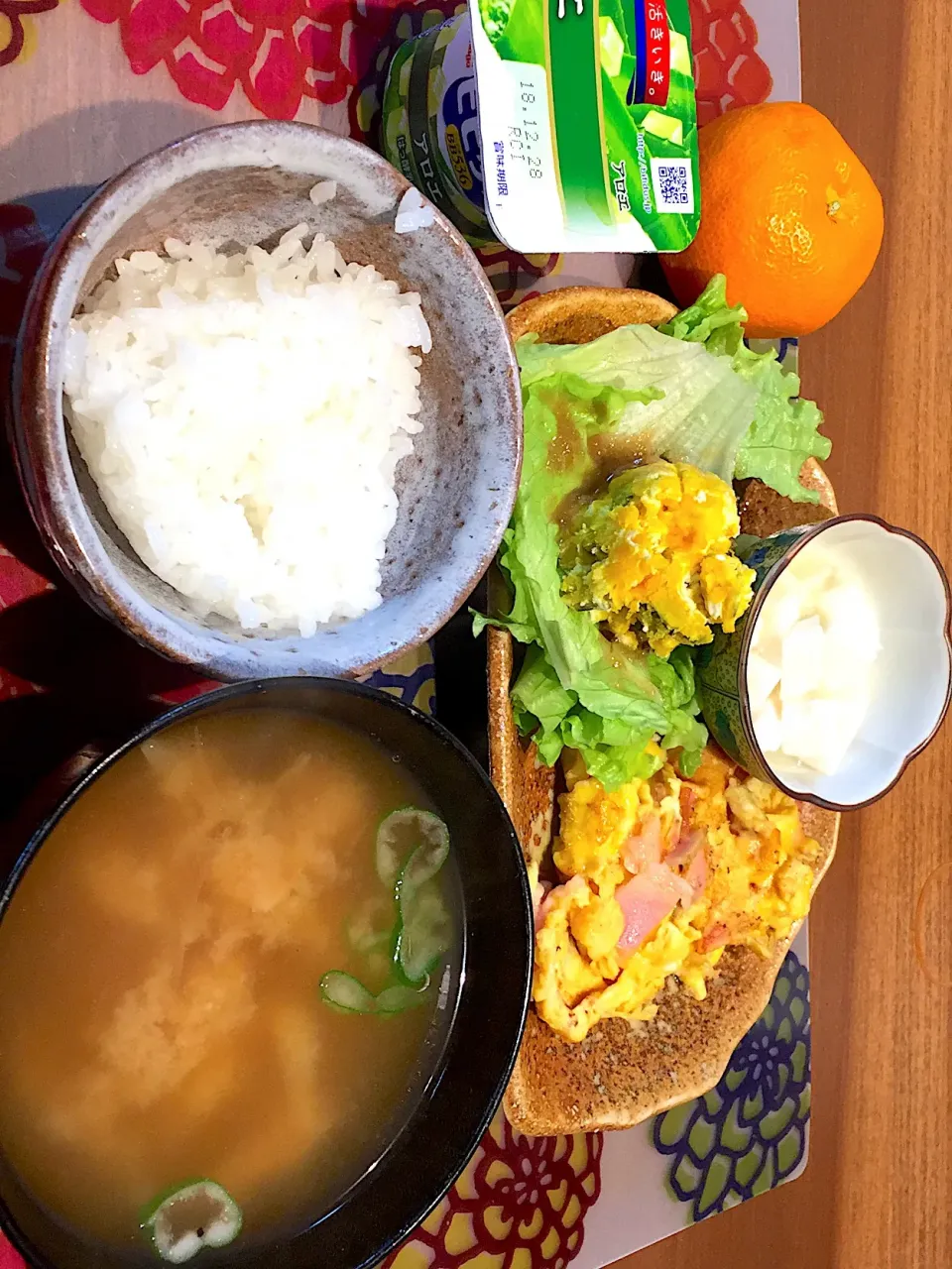 Snapdishの料理写真:朝ごはん
ベーコン入り卵焼き、サニーレタス、かぼちゃサラダ、山芋わさび酢漬け、玉ねぎのエビ味噌汁、白米、アロエヨーグルト、みかん|かよちゃんさん