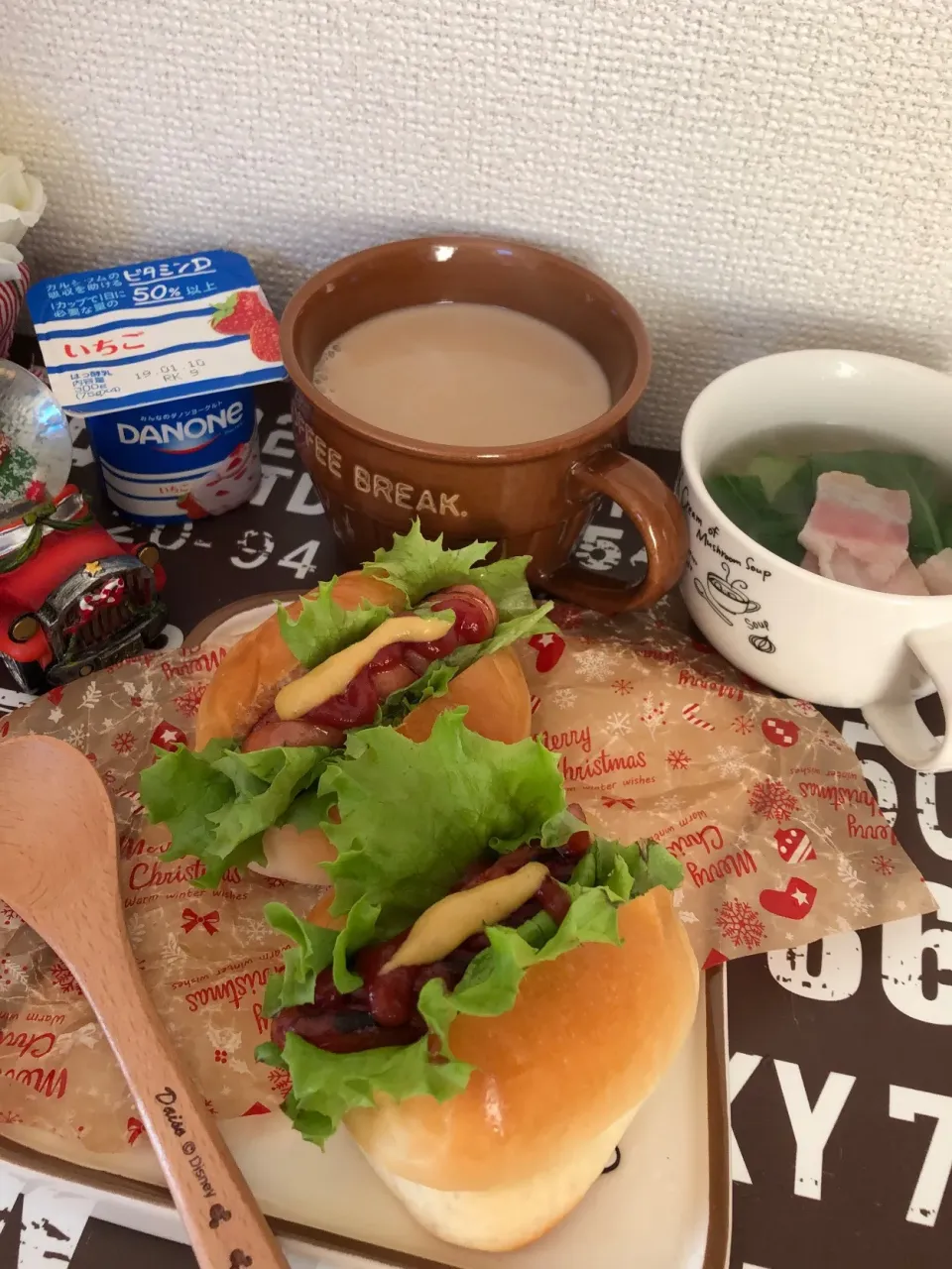 Snapdishの料理写真:ホットドッグで朝食|kazumi_a♡さん