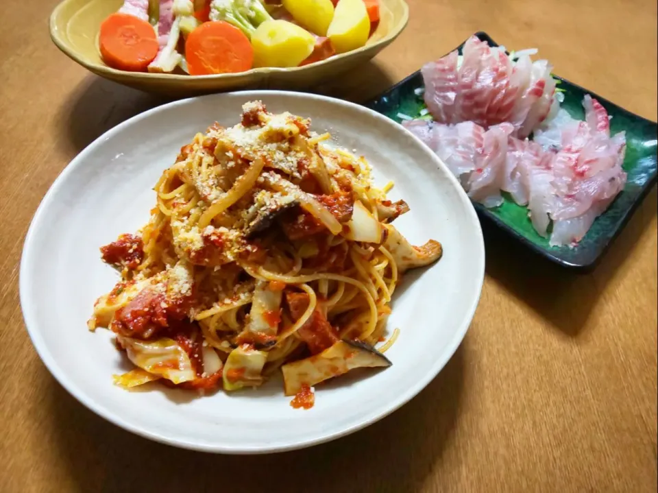 Snapdishの料理写真:☆Yumi☆ちゃんの簡単 レンジでtomato  sauce～🎵でパスタ🍝|真希さん