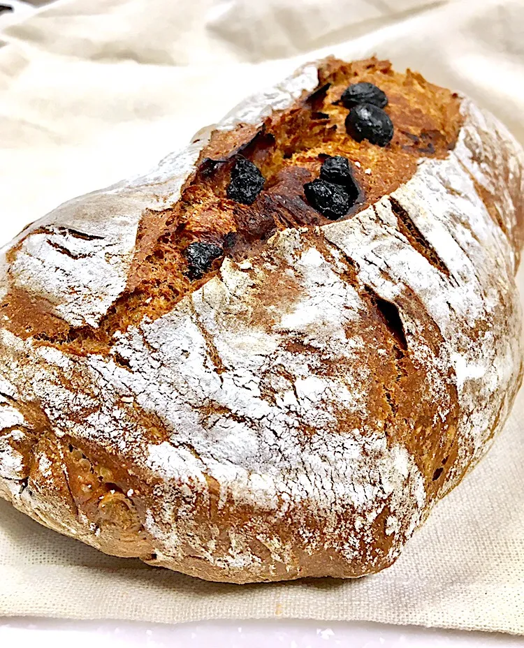 Walnut and Raisin Sourdough|gonbenさん