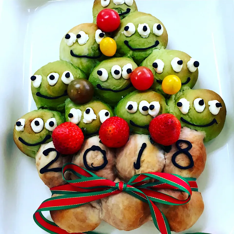 Snapdishの料理写真:クリスマス会

ポットラックパーティー
皆んなでワイワイ
 #インスタグッド  #ちぎりパン  #クリスマス  #ツリーパン #ポットラックパーティー|みっちゃんさん